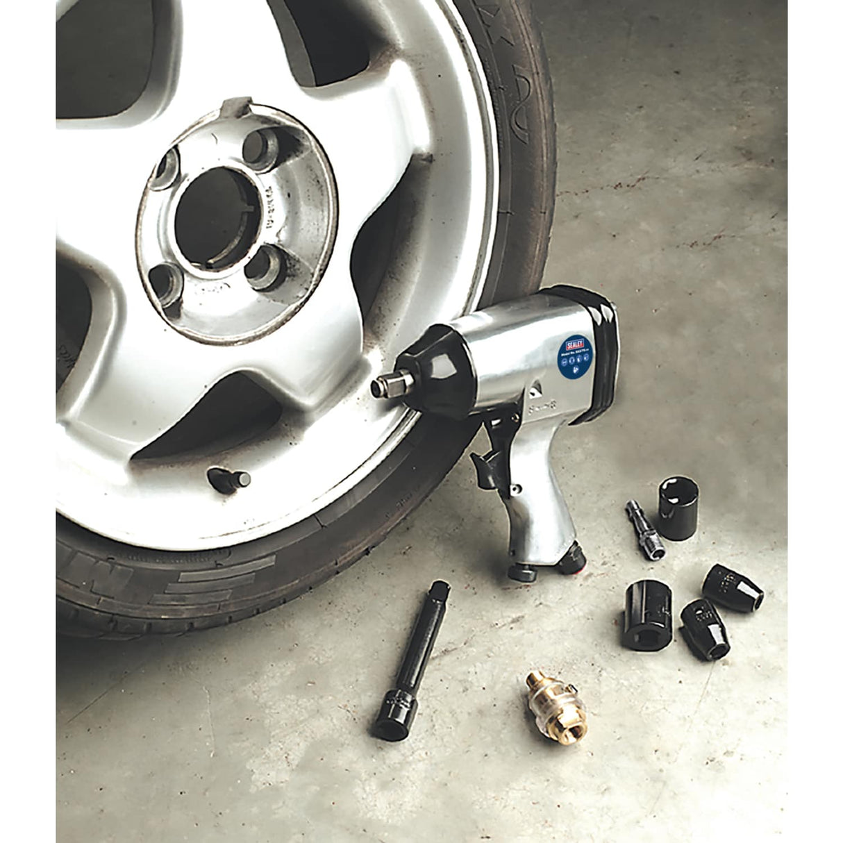 Air Impact Wrench Kit with Sockets 1/2" Square Drive