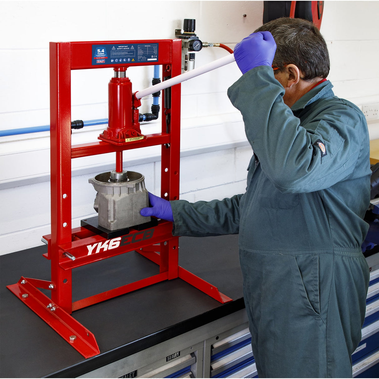 Hydraulic Press 5.4-TONNE Economy Bench Type