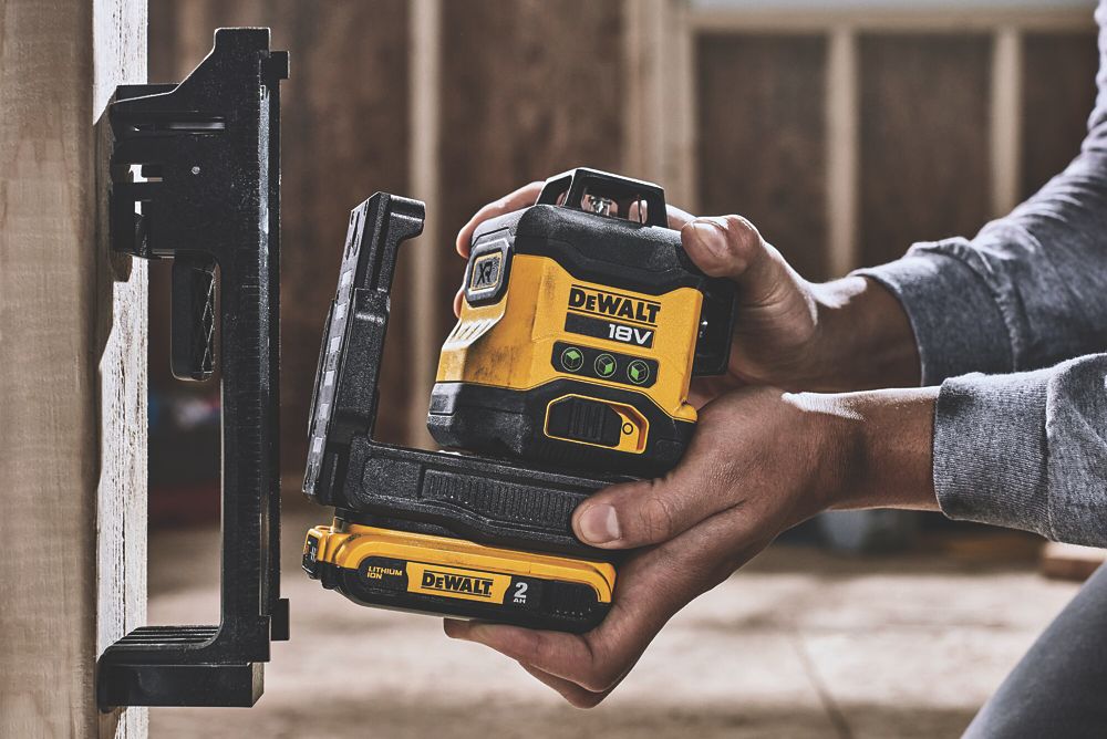DeWalt DCLE34031D1-GB 18V 1 x 2Ah Li-Ion XR Green Self-Levelling Multi-Line Laser Level