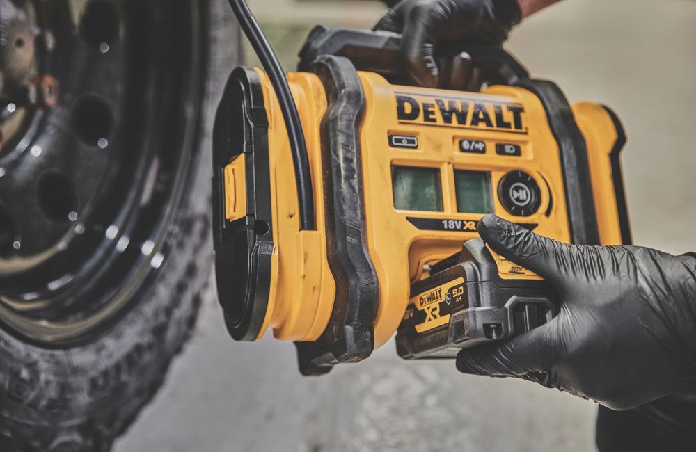 DeWalt DCC018N-XJ 18V Li-Ion XR  Cordless Inflator - Bare